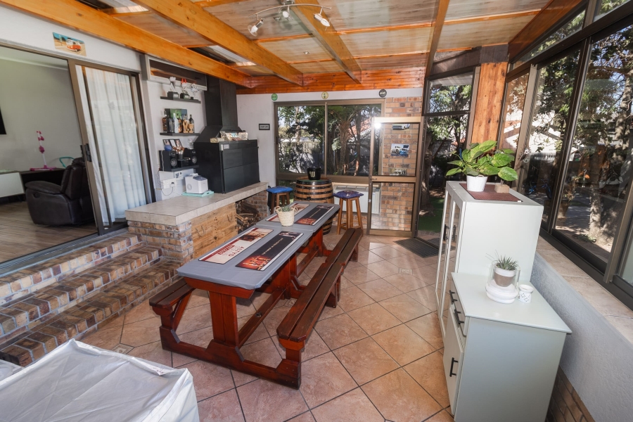 5 Bedroom Property for Sale in La Rochelle Western Cape